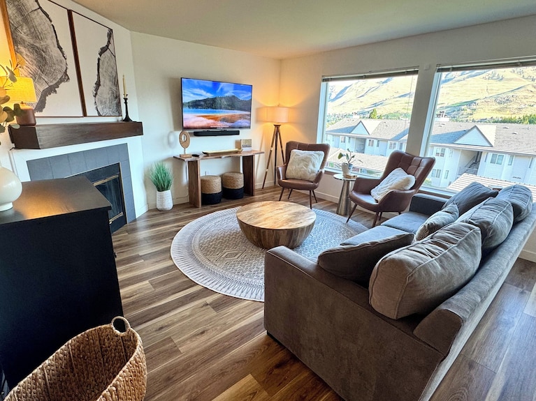 Chelan Condo | Breathtaking Mountain & Lake Views - Chelan, WA