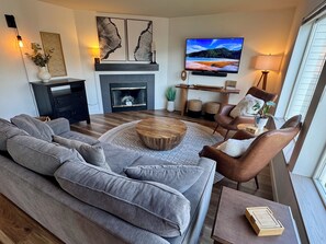 Smart TV, chimenea, tenis de mesa y estéreo 