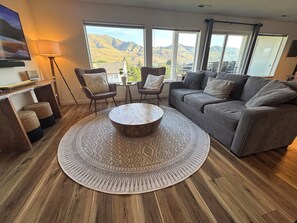 Smart TV, fireplace, table tennis, stereo