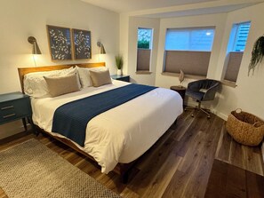 2 habitaciones, escritorio y tabla de planchar con plancha 