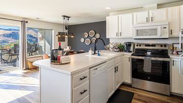Coffee/tea maker, fridge, microwave, oven