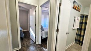 4 soverom, skrivebord, strykejern/-brett og wi-fi (inkludert)