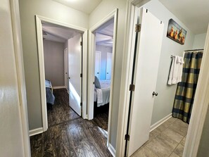 4 bedrooms, desk, iron/ironing board, free WiFi - Madrona's Park Circle Place- Affordable Comfort, Central Location (North Charleston)