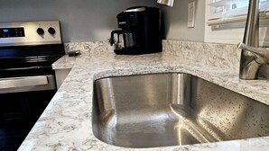 Kaffetrakter/tekoker, kjøleskap, mikrobølgeovn og ovn