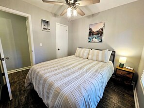 4 bedrooms, desk, iron/ironing board, free WiFi - Madrona's Park Circle Place- Affordable Comfort, Central Location (North Charleston)