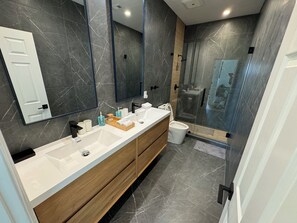 Haartrockner, Handtücher, Seife, Toilettenpapier