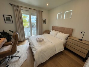 4 bedrooms, iron/ironing board, WiFi, bed sheets