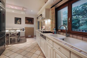 Kühlschrank, Mikrowelle, Ofen, Geschirrspüler