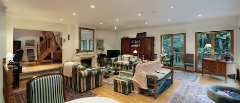 Télévision, cheminée, chaîne hi-fi