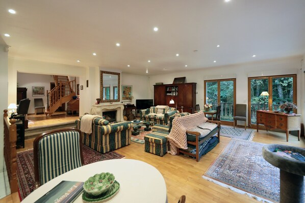 Fernseher, Kamin, Stereoanlage