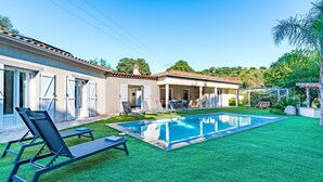A modern house with a swimming pool, outdoor furniture, and a well-maintained lawn. - Sòle - Peri -  Maison climatisée avec piscine (Peri)