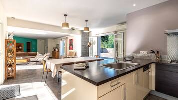 Réfrigérateur, micro-ondes, four, lave-vaisselle