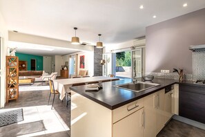 Een koelkast, een microgolfoven, een oven, een vaatwasser