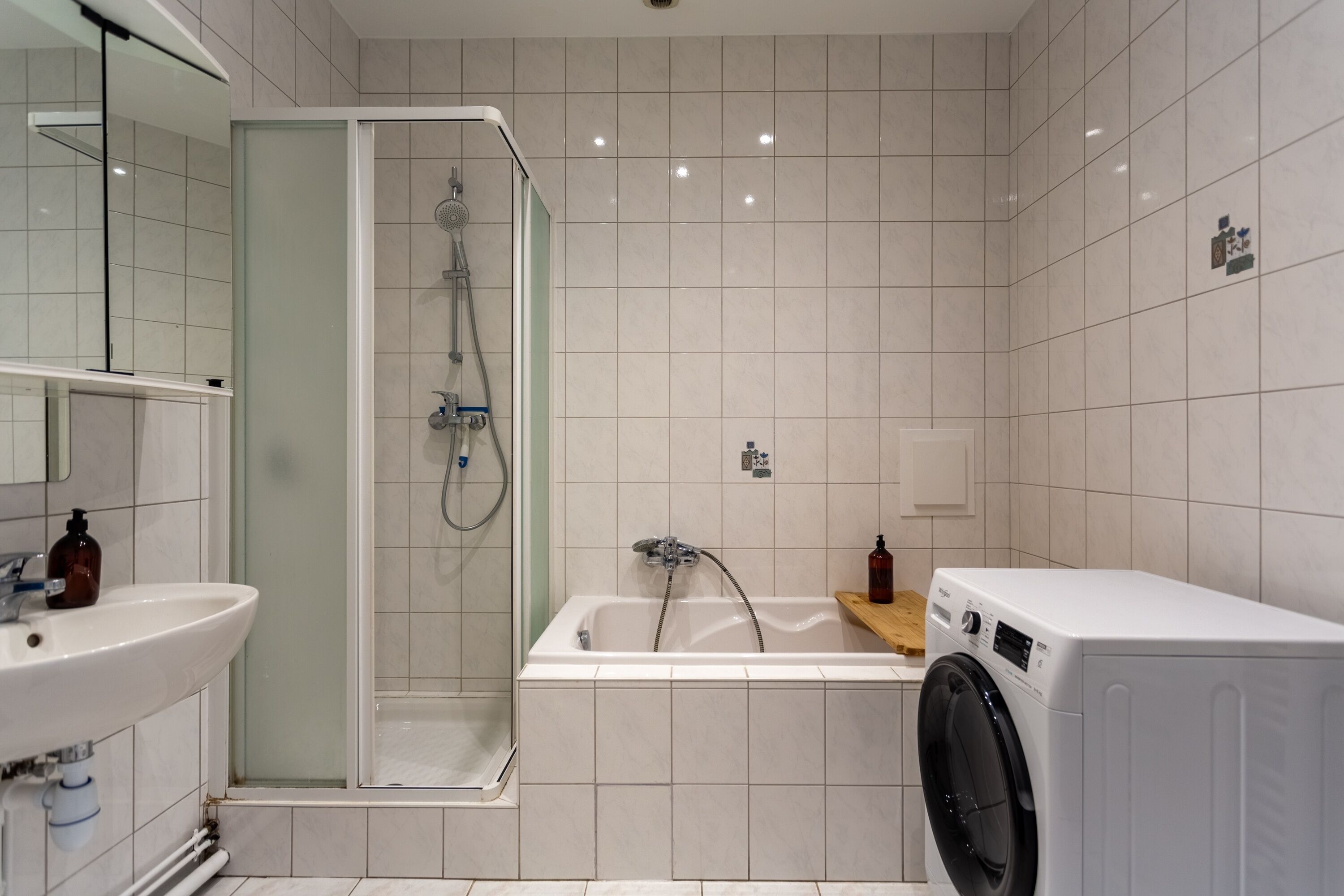 Articles de toilette gratuits, sèche-cheveux, serviettes fournies