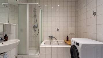 Articles de toilette gratuits, sĂšche-cheveux, serviettes fournies