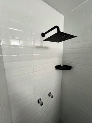 Haartrockner, Handtücher, Seife, Toilettenpapier