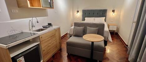 1 室のベッドルーム、デスク、WiFi (無料)、ベッドシーツ