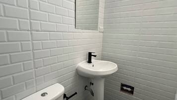 SĂšche-cheveux, serviettes fournies, savon, papier toilette