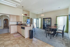 Dining - Enchanted Hills Home w/ Sandia Mountain Views! (Rio Rancho)