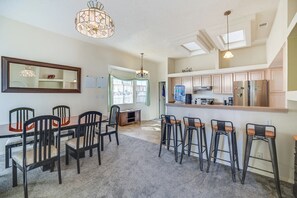 Dining - Enchanted Hills Home w/ Sandia Mountain Views! (Rio Rancho)