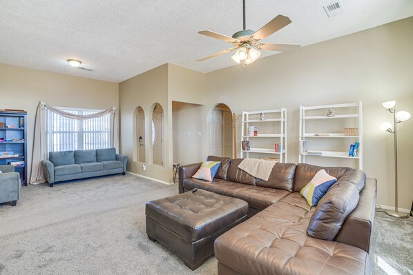 Smart TV, books - Enchanted Hills Home w/ Sandia Mountain Views! (Rio Rancho)