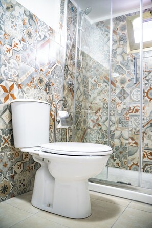 Amenidades de baño gratuitas, secadora de cabello, toallas, jabón 