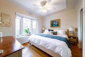 2 slaapkamers, een bureau, een strijkplank/strijkijzer, gratis wifi