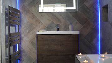 Apartment | Bathroom | Combined shower/bathtub, deep-soaking bathtub, towels, toilet paper