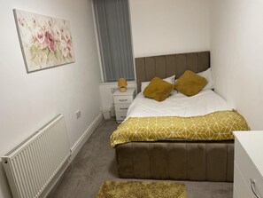 Apartment - 2 Bed Flat - Sleeps 4 - Jacuzzi Bath - Parking (Bradford)