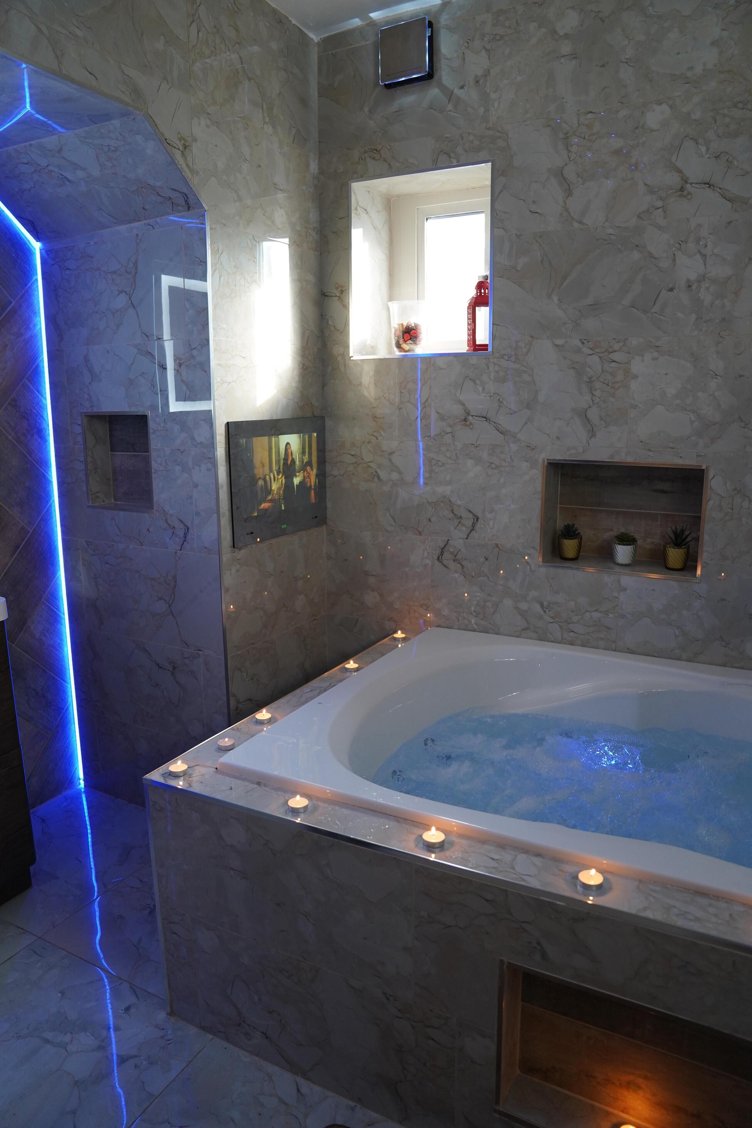 Apartment | Bathroom | Combined shower/bathtub, deep-soaking bathtub, towels, toilet paper