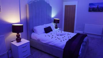 Apartment | 2 bedrooms, free wired Internet, bed sheets
