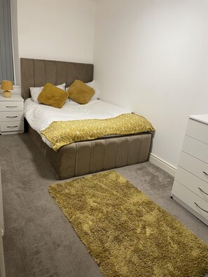 Apartment - 2 Bed Flat - Sleeps 4 - Jacuzzi Bath - Parking (Bradford)