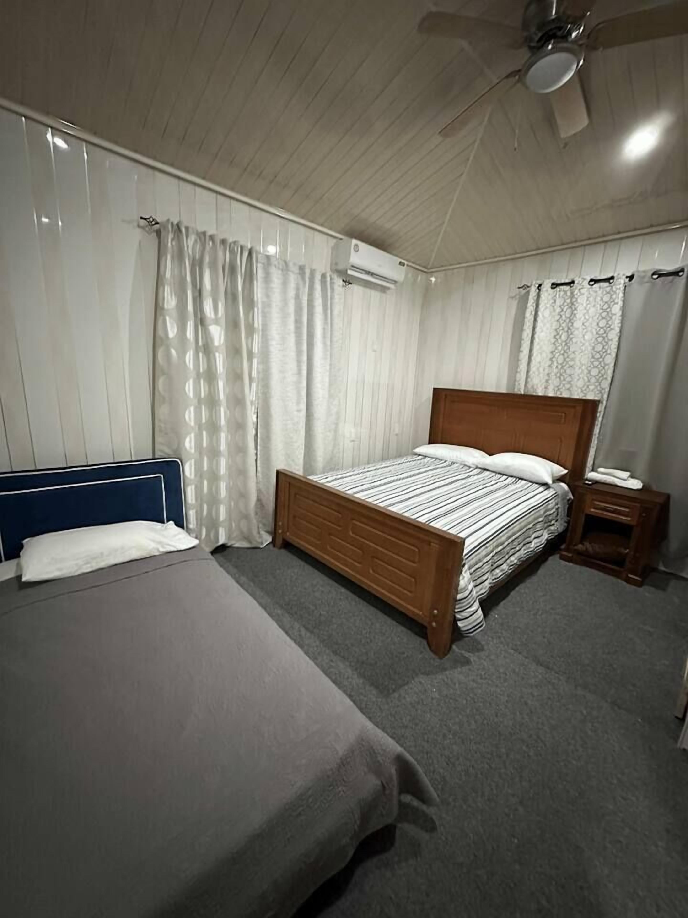 Escritorio, tabla de planchar con plancha y wifi 