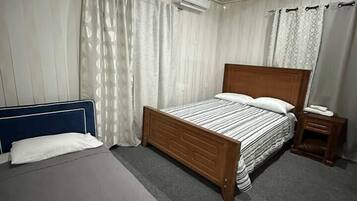 Escritorio, tabla de planchar con plancha y wifi