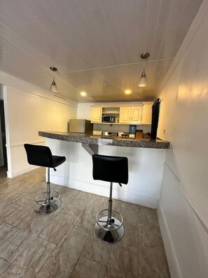 Fridge, microwave, stovetop, dishwasher - Business Suite A1 (Triumph)