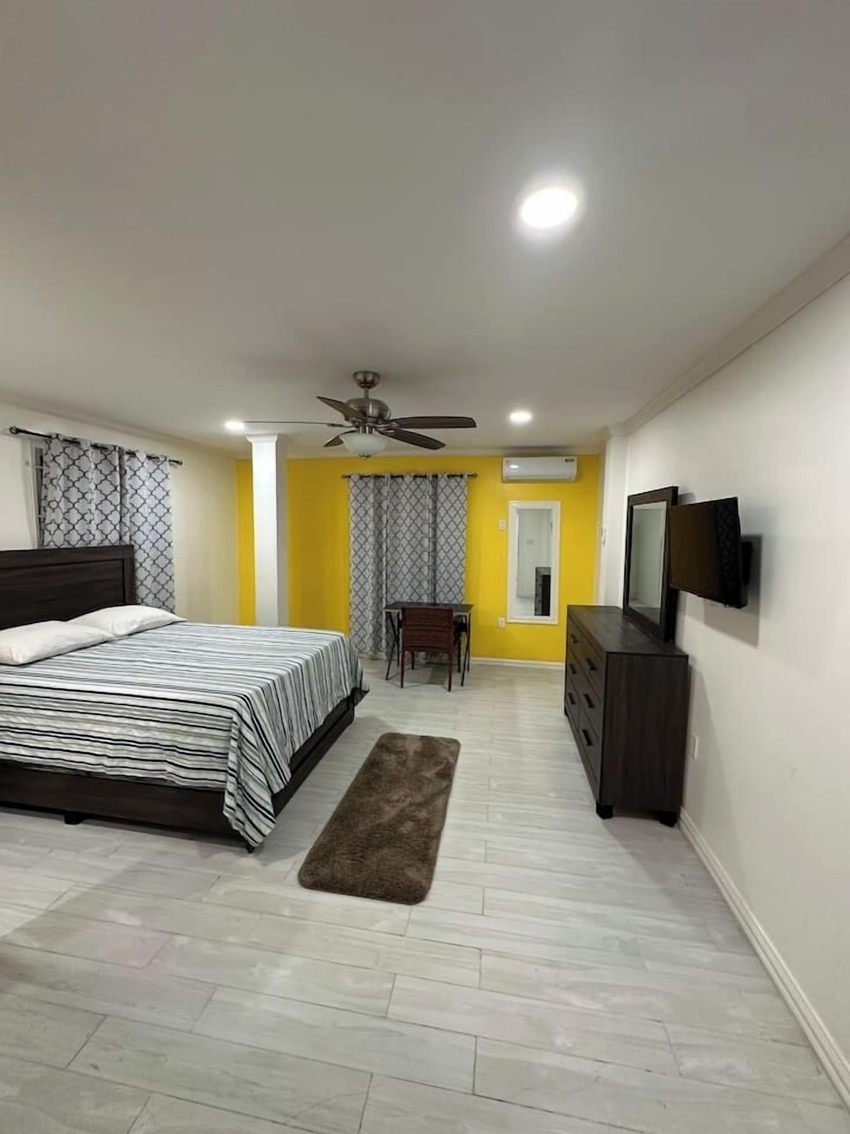 Bureau, fer et planche à repasser, Wi-Fi, draps fournis