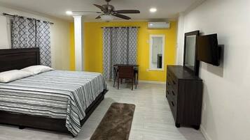 Bureau, fer et planche à repasser, Wi-Fi, draps fournis