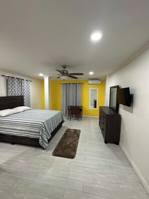 Een bureau, een strijkplank/strijkijzer, wifi, beddengoed