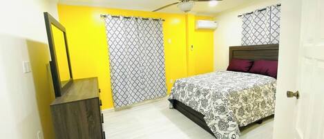 Escritorio, tabla de planchar con plancha, wifi y ropa de cama