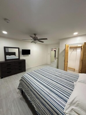 Skrivebord, strykejern/-brett, wi-fi og sengetøy