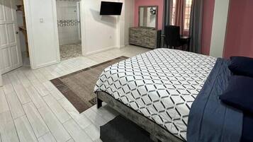 Bureau, fer et planche à repasser, Wi-Fi