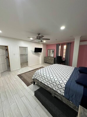 Een bureau, een strijkplank/strijkijzer, wifi