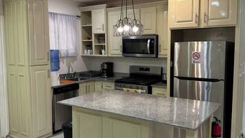 Refrigerador, microondas, horno y parrilla de estufa