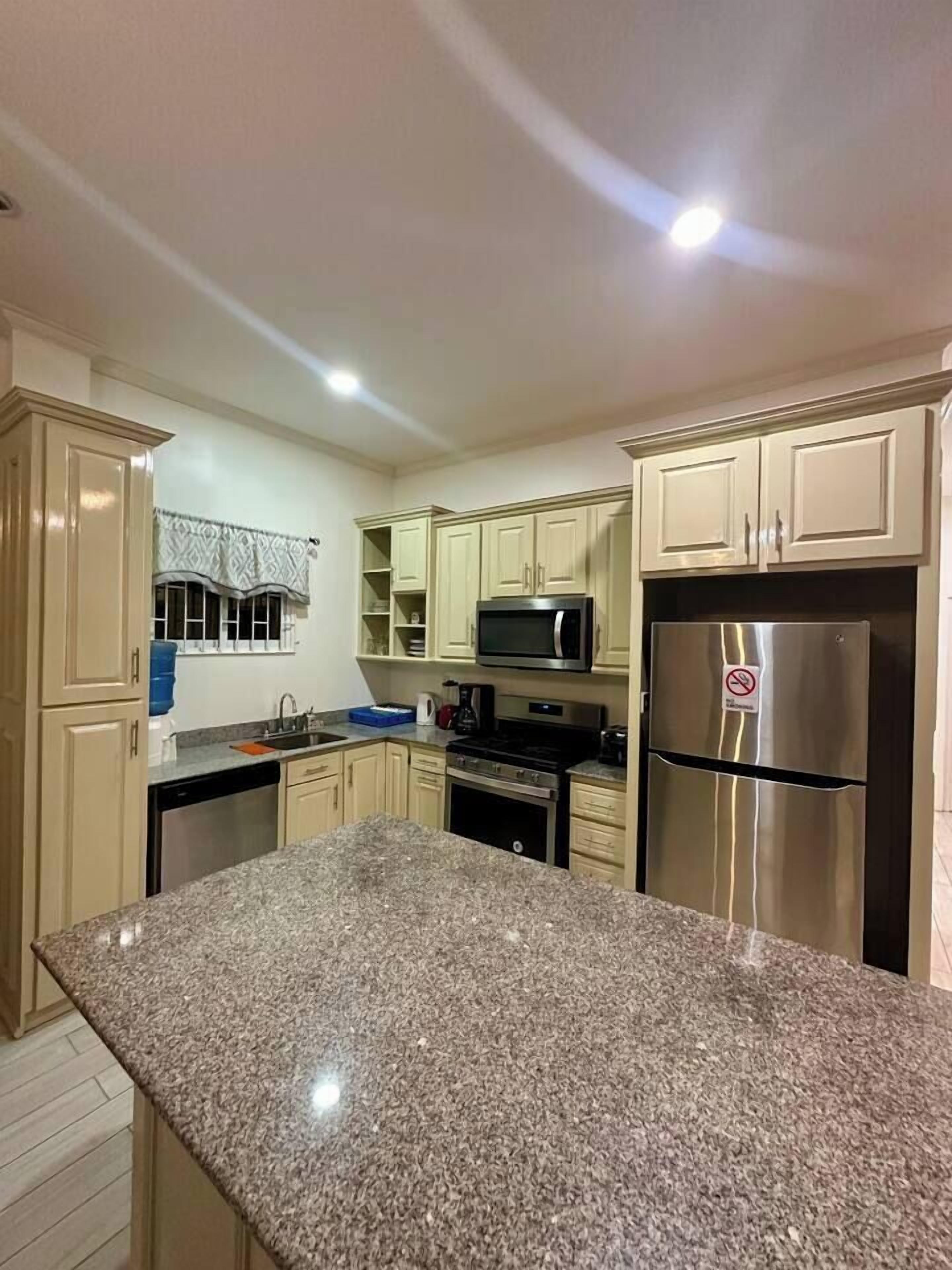 Refrigerador, microondas, horno, placa de cocina