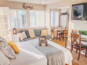 1 bedroom, iron/ironing board, WiFi, bed sheets - Steps to beautiful Mission Beach & Bay. Free Parking+A/C (San Diego)