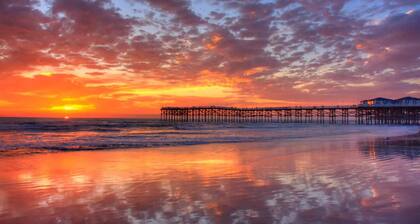 Steps to beautiful Mission Beach & Bay. Free Parking+A/C