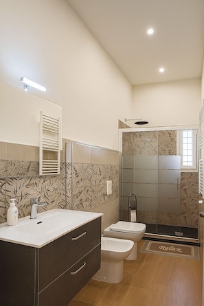 Articles de toilette gratuits, sĂšche-cheveux, bidet, serviettes fournies