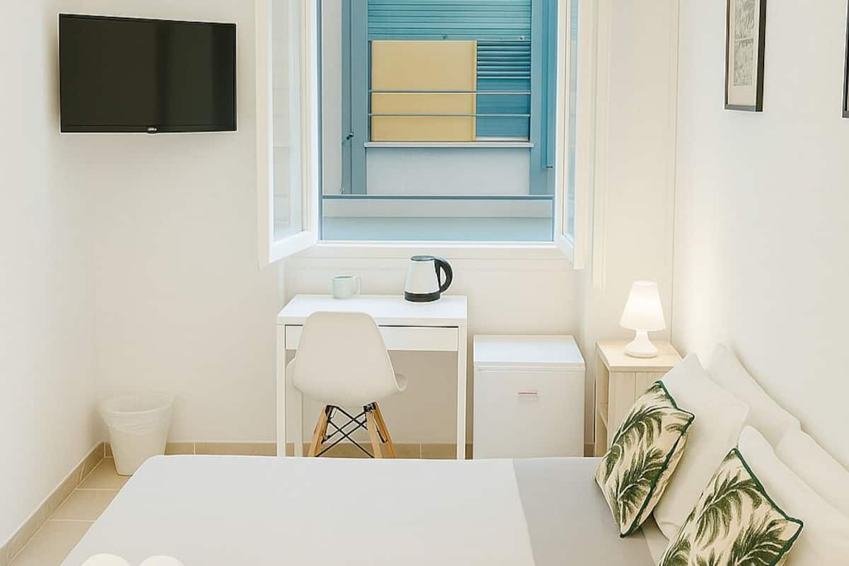 Hypo-allergenic bedding, minibar, desk, laptop workspace