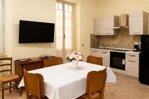 Grand Room | Private kitchen | Cookware/dishes/utensils