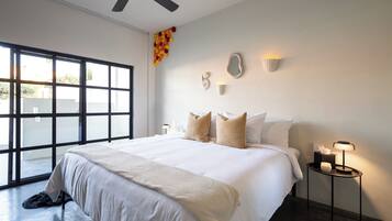 Chambre Confort, 1 trĂšs grand lit | Espace de travail pour ordinateur portable, fer et planche Ă repasser